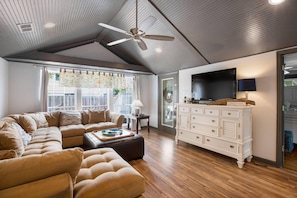 House, 3 Bedrooms | Living room - Sissy's Cottage (Tybee Island)