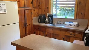 Refrigerador, microondas, cafetera y tetera y utensilios de cocina 