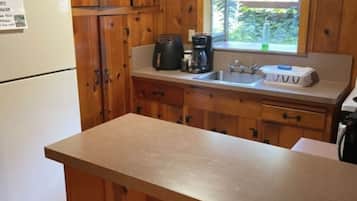 Kühlschrank, Mikrowelle, Wasserkocher mit Kaffee-/Teezubehör