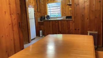 Kühlschrank, Mikrowelle, Wasserkocher mit Kaffee-/Teezubehör