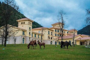 Exterior - Howard Johnson by Wyndham Ya an Forest Resort (Ya'an)