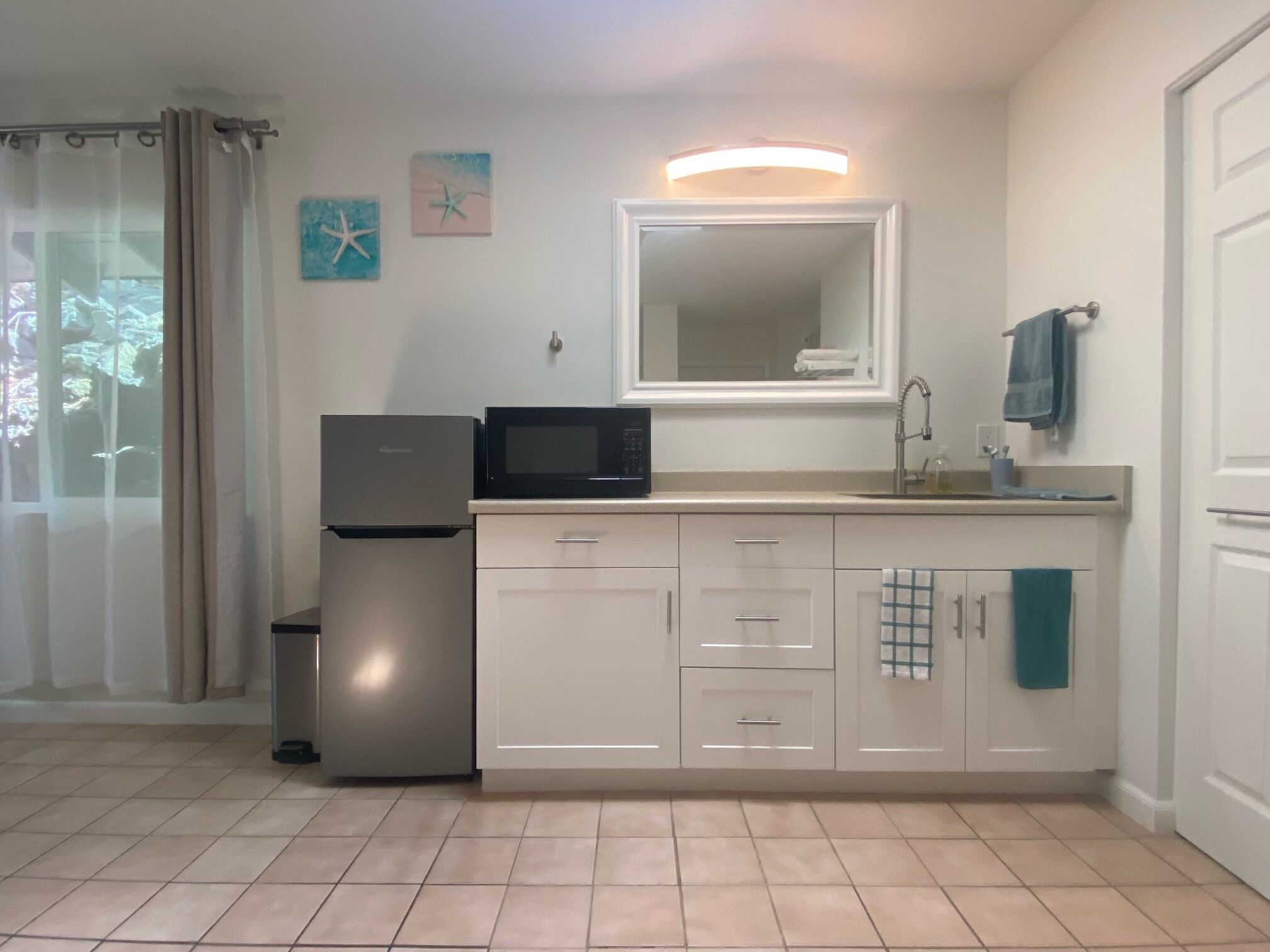 Studio with Queen Bed 1/2 Mile From Beach