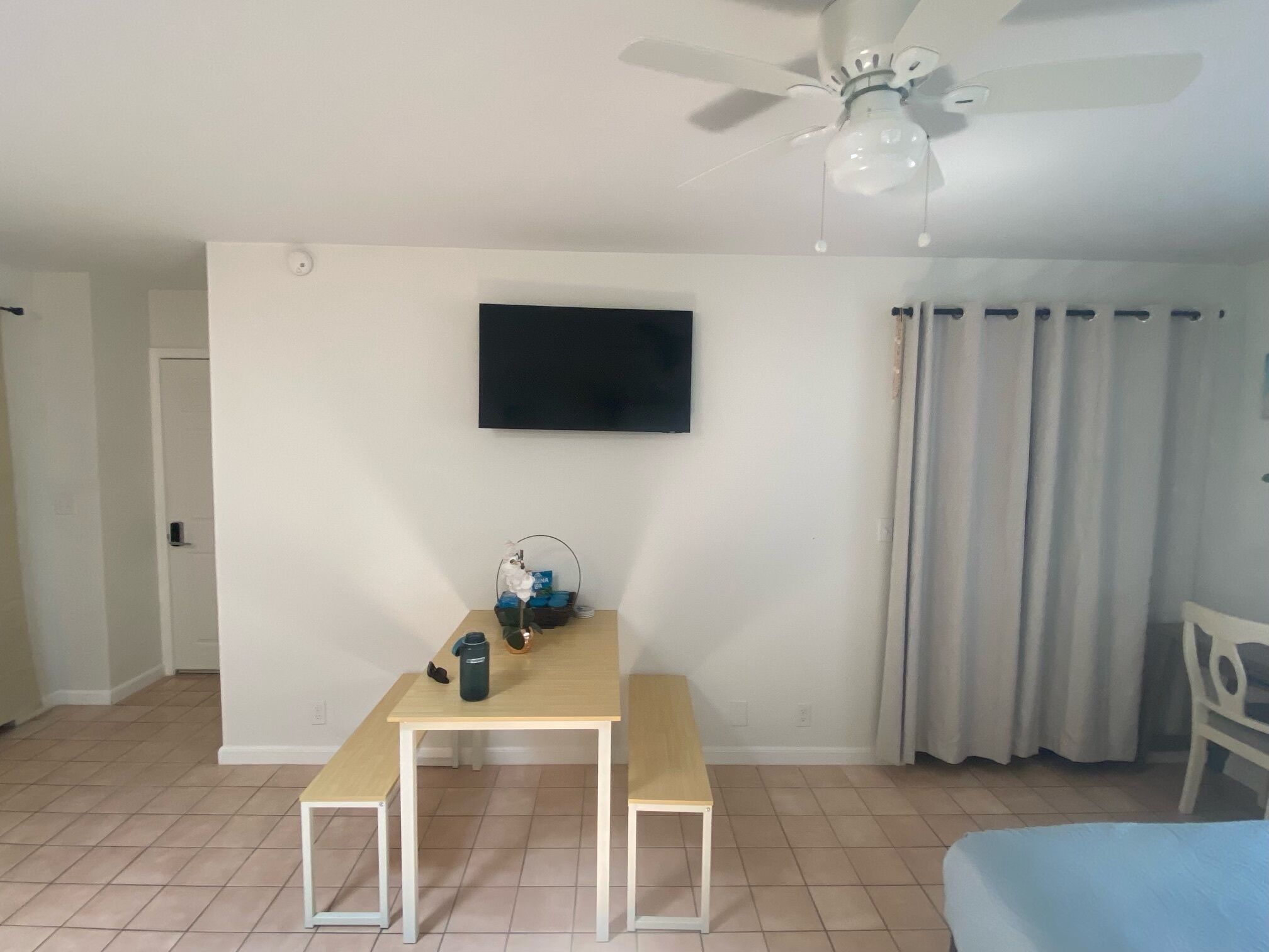 Studio with Queen Bed 1/2 Mile From Beach