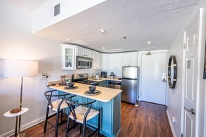 Fridge, microwave, oven, stovetop - *Free Ski Rental* Main Street Park City Designer Studio – Walk to Skiing, Shopping, Dining and More! (Park City)