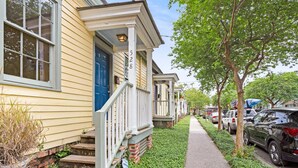 Unclassified image, 5 of 31, button - Charlton Row (Savannah)