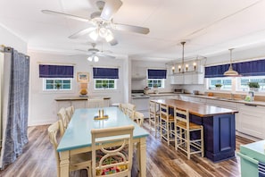 Casa, 3 quartos | Opções para refeição no quarto