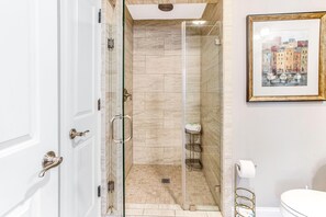 Apartment, 1 Queen Bed with Sofa bed | Bathroom | Towels - Suites at Bay by Lucky Savannah (Savannah)