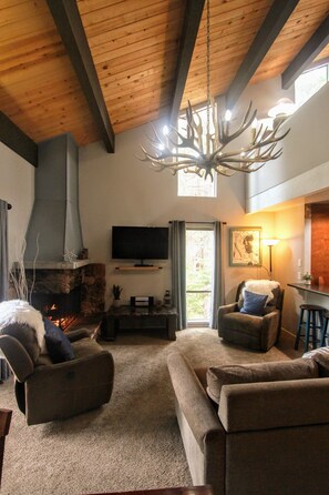 Smart TV, fireplace, DVD player, books - Woodsy retreat near Northstar & lake (Kings Beach)