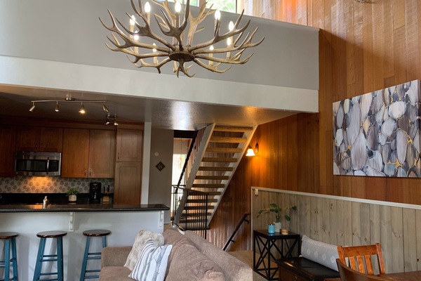 Una Smart TV, una chimenea, un reproductor de DVD, libros