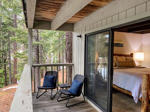 Woodsy retreat near Northstar & lake