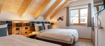 Luxury lodge with sauna and hottub near ski lift