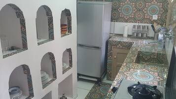 2 bedrooms, iron/ironing board, internet