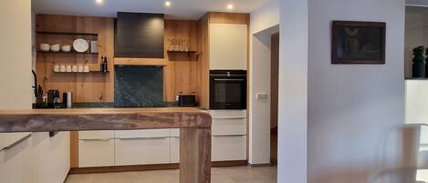 Fridge, oven, stovetop, coffee/tea maker