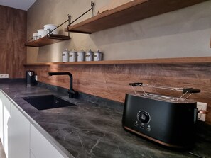 Køleskab, kogeplade, opvaskemaskine, kaffe-/temaskine