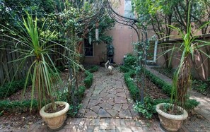 Exterior detail - Wandering Artist by Lucky Savannah (Savannah)