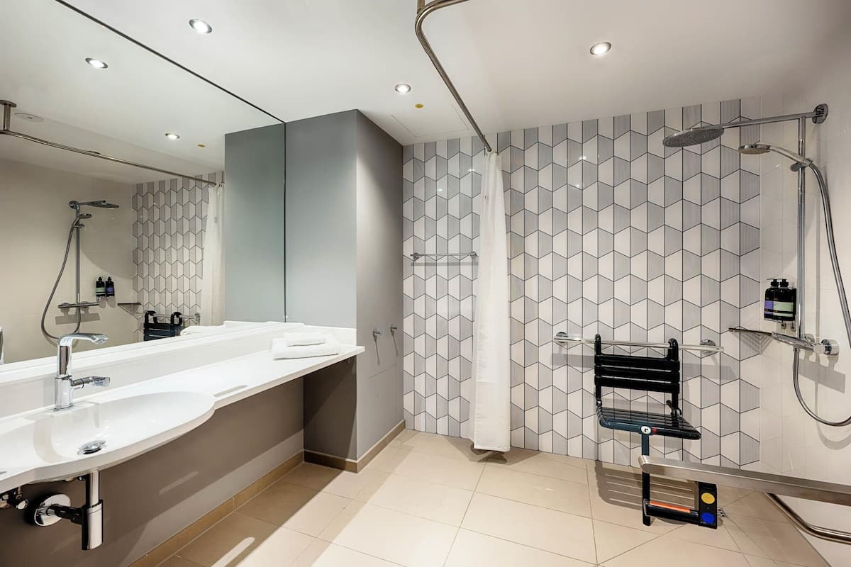 Chambre Double, douche accessible en fauteuil roulant | Salle de bal