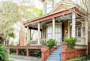 Exterior - Parkside Cottage by Lucky Savannah (Savannah)