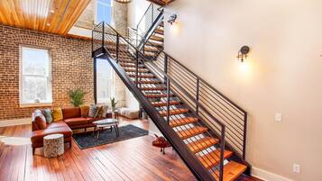 Apartment, 3 Bedrooms | Ruang tamu | 36 inci televisyen dengan digital