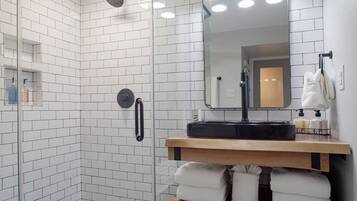 Apartment, 2 Bedrooms | Bathroom | Towels