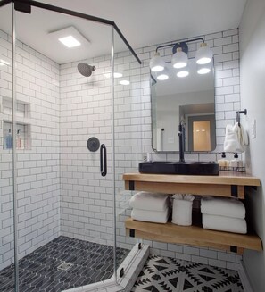 Apartment, 2 Bedrooms | Bathroom | Towels