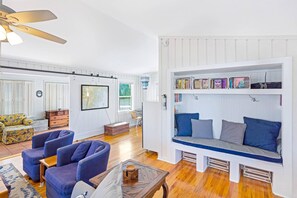 House, 2 Bedrooms | Living room - Kitty's Cottage (Tybee Island)