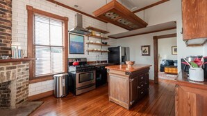 House, 2 Bedrooms | Private kitchen - Harper House Too (Savannah)