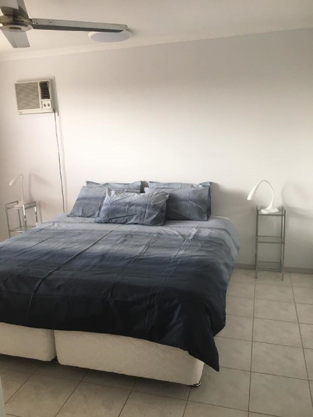 2 habitaciones, tabla de planchar con plancha y ropa de cama 