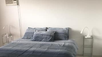 2 dormitorios, tabla de planchar con plancha, ropa de cama