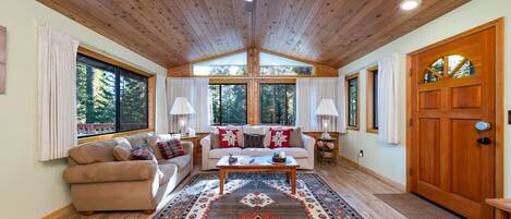 Smart-TV, Kamin, DVD-Player, Tischfußball