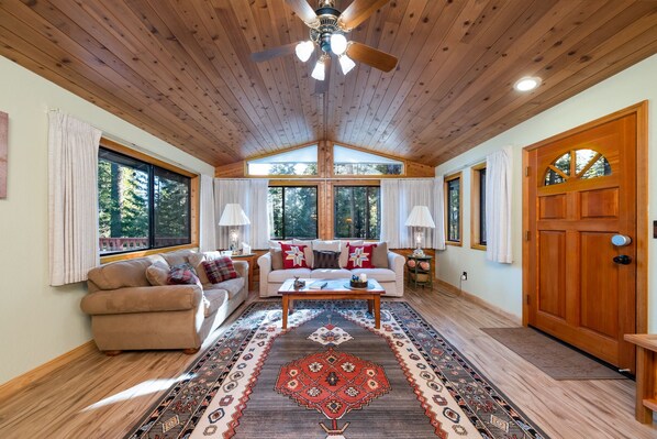 تلفزيون ذكي، مدفأة، مشغل دي في دي، كرة قدم الطاولة