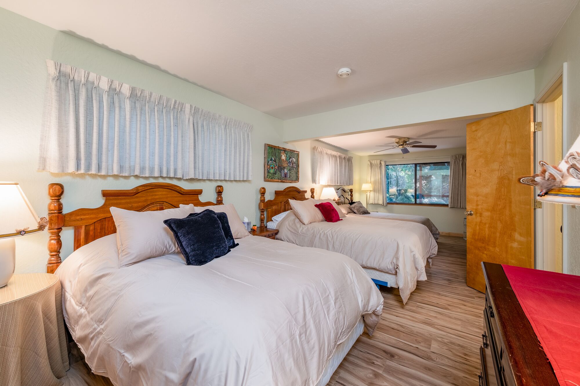 3 habitaciones, escritorio y tabla de planchar con plancha 