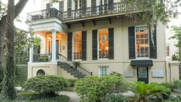 House, 2 Bedrooms | Exterior