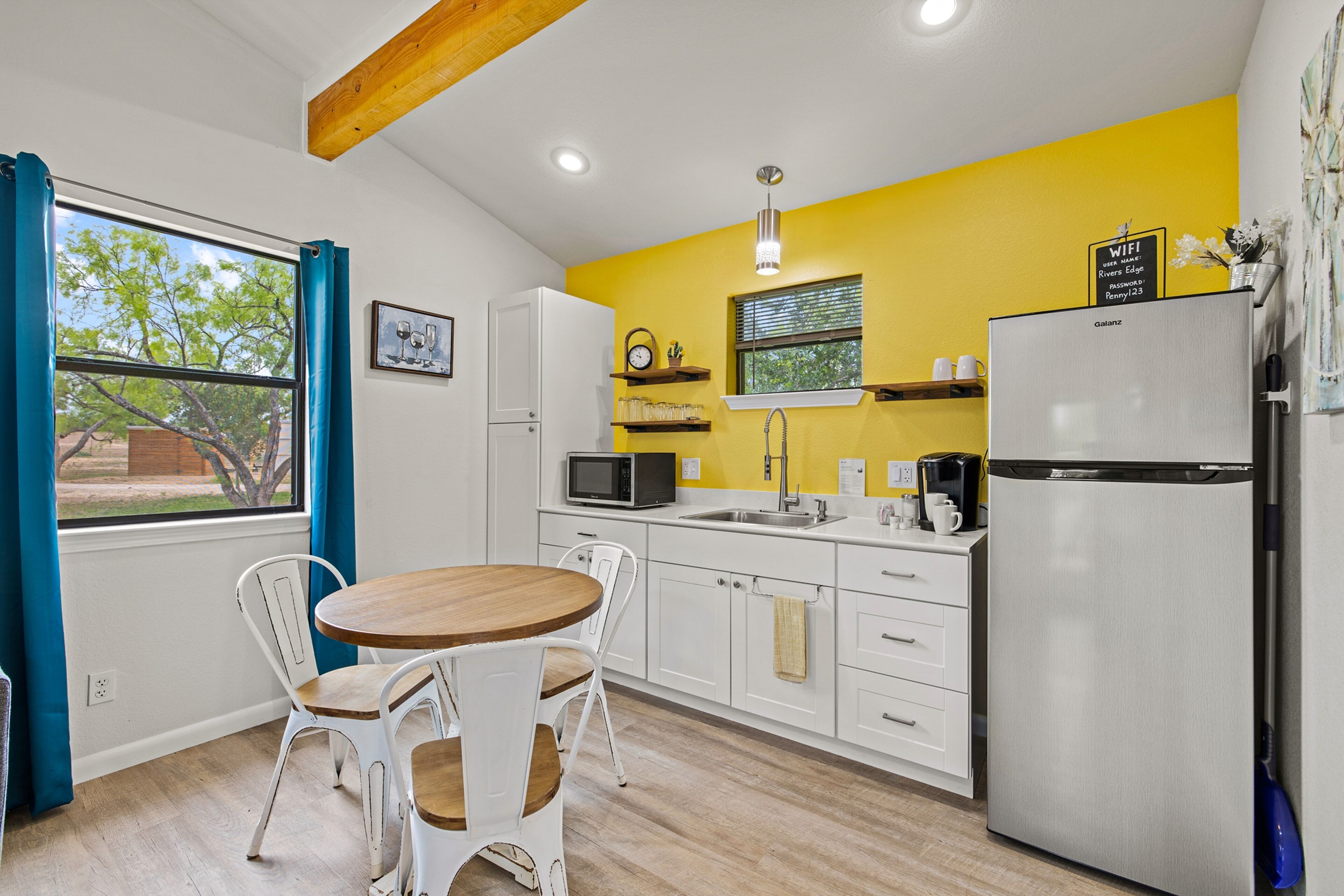 River's Edge Cottage with river views & access - near wineries & town