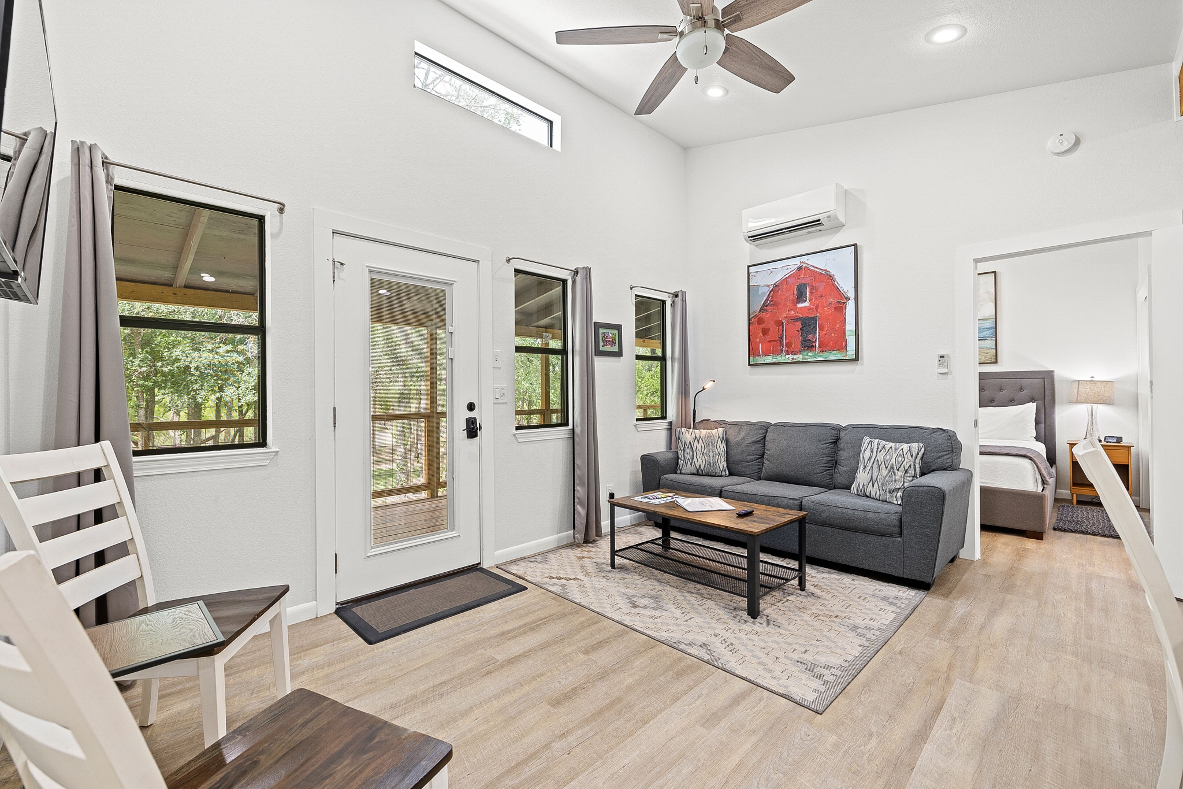 River's Edge Cottage on waterfront with huge front porch & full river access