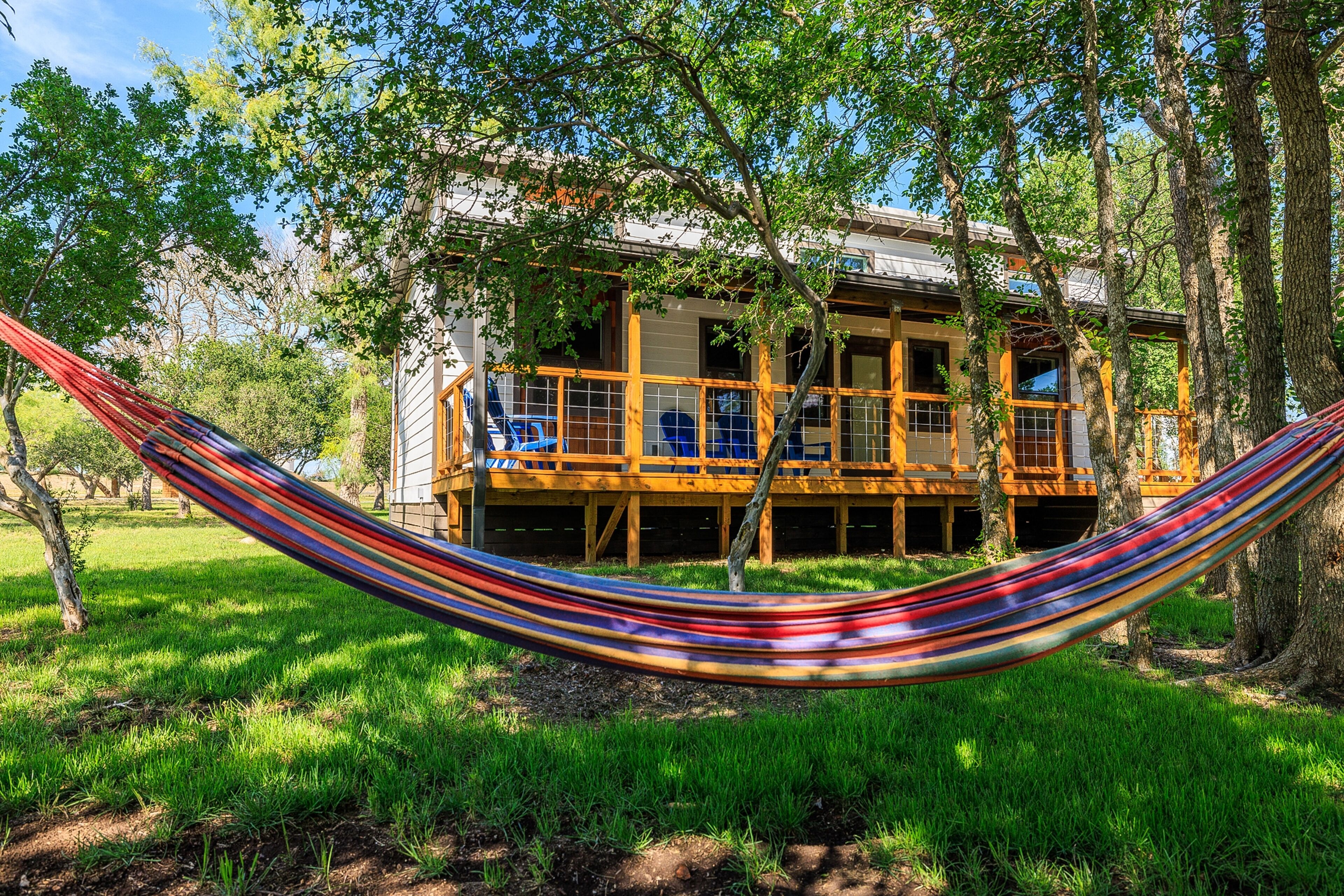 River's Edge Cottage on waterfront with huge front porch & full river access