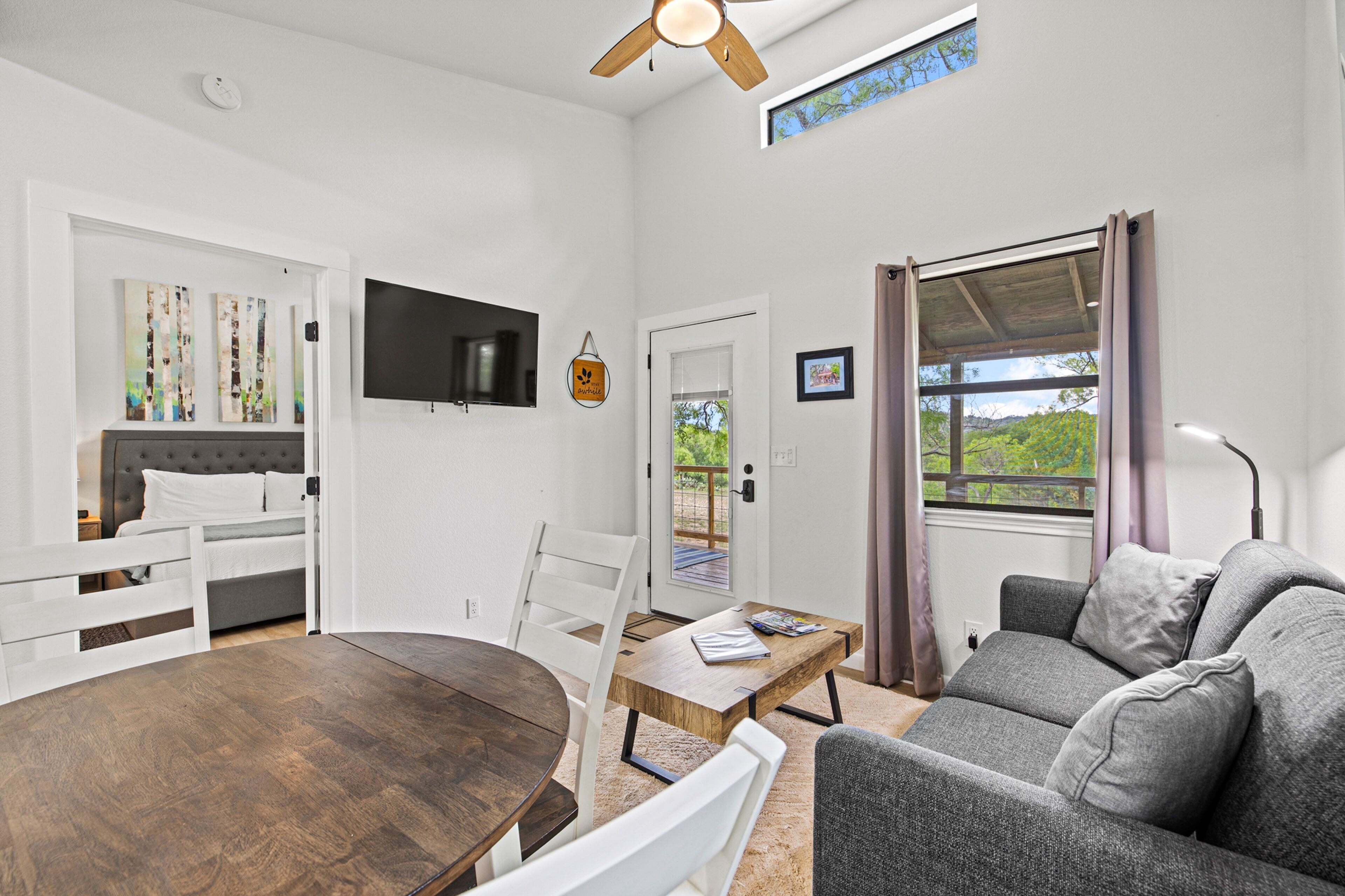 River's Edge Cottage on waterfront with full river access - near wineries