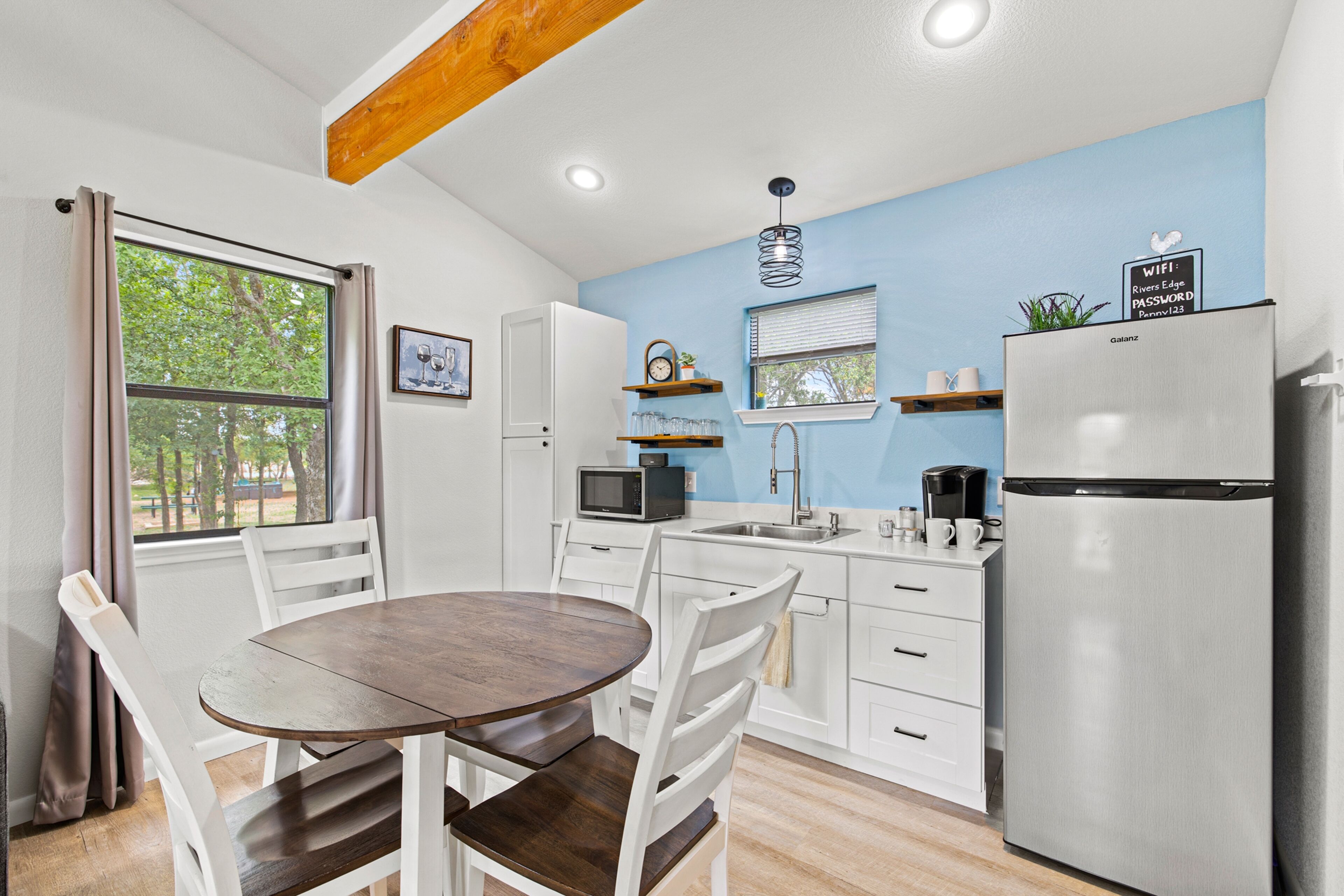 River's Edge Cottage on waterfront with full river access - near wineries