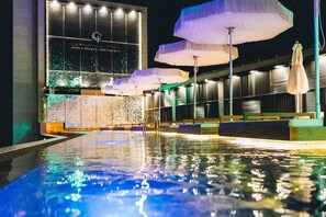 Piscine extérieure en saison