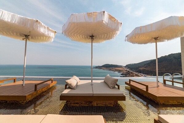 Piscine extérieure (ouverte en saison)