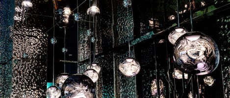 Un candelabro con múltiples esferas de vidrio colgando del techo.