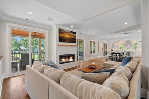 Téléviseur connecté, foyer, jeux vidéo, table de baby-foot