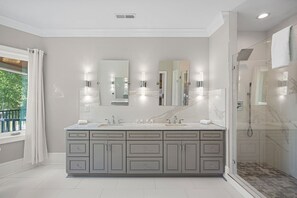Ensemble baignoire-douche, séchoir à cheveux, serviettes fournies