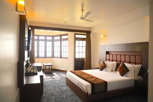 Panoramic Studio, 1 King Bed, Balcony, Mountain View | Laptop workspace, free WiFi, bed sheets - Jewel Himalayan Heights (Gangtok)