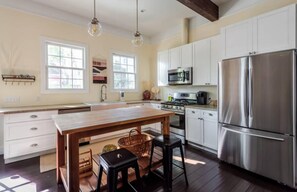 House, 2 Bedrooms | Private kitchen