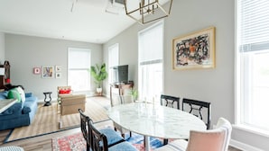 In-room dining - Chic Savannah Hideaway by Lucky Savannah (Savannah)