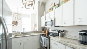 Private kitchen - Chic Savannah Hideaway by Lucky Savannah (Savannah)