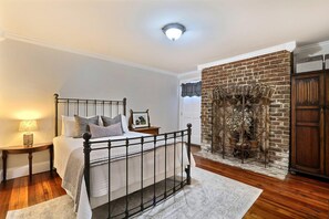 Apartment, 1 Bedroom | 1 bedroom, bed sheets