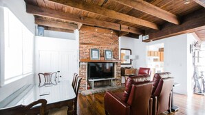 House, 3 Bedrooms | Living room - George Jones Cottage by Lucky Savannah (Savannah)
