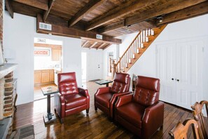 House, 3 Bedrooms | Living room - George Jones Cottage by Lucky Savannah (Savannah)