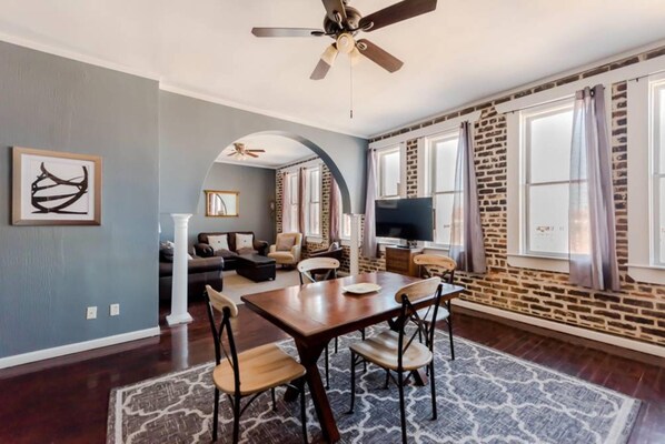 تناول الطعام داخل الغرفة